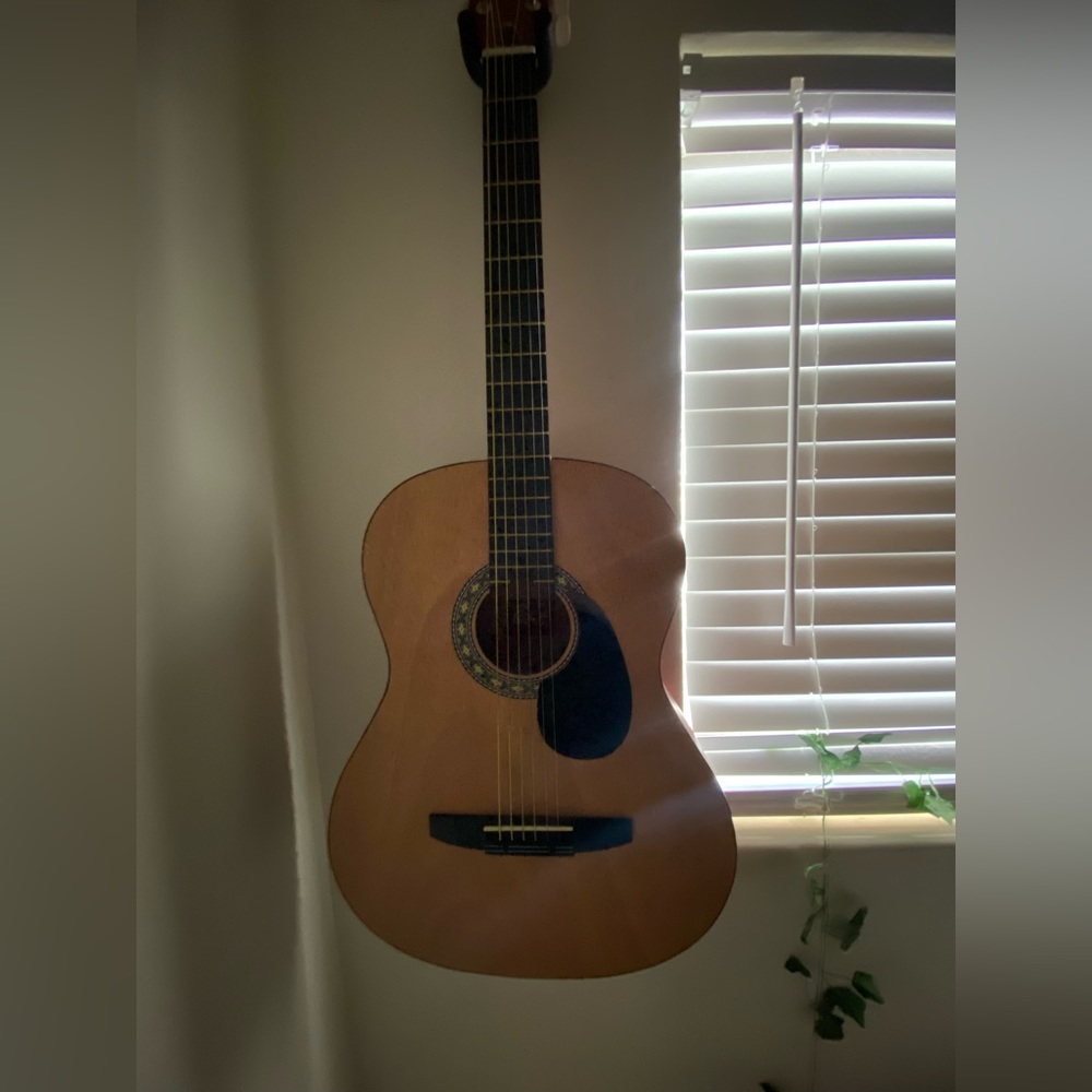 Guitar - Picture 3 of 4